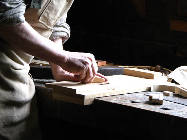 Nuestro equipo de profesionales cuenta  con muchos años de contrastada <strong>experiencia</strong> en el sector de la <strong>carpintería de madera en Trazo</strong>.